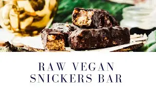 Raw Vegan Snickers Bars in 2 min! 😛😛😛🎅🏼💚&hearts;️