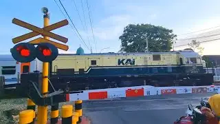 4 Perlintasan Kereta Api Bandung Raya | Special Lokomotif WnB & Vintage