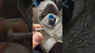 Механические плоскогубцы снимают датчик скорости колеса ABS и болт, застрявший в поворотном кулак...