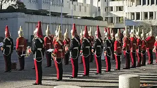 Ошеломленный выступлением оркестра Королевской конной гвардии