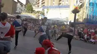 Els bastoners de l'Esbart Laurèdia interpretant el ball dels deu anys