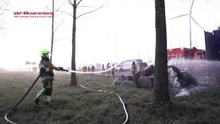 Deil - Veel vertraging op snelweg A15 bij brandende trailer met isolatiewol