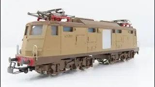 M&auml;rklin FS Class E424 Electric Locomotive with Lima FS Passenger Train on M-Track Layout