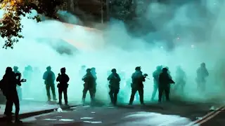 🇺🇸🔥 Portland Erupts: ICE Agents Clash With Protesters &mdash; Tear Gas, Flares & Dozens Arrested | Leakliv
