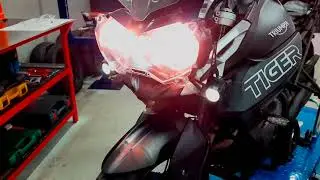 Instalação de farol de milha na Triumph Tiger 800. Maneira correta de realizar a instalação.