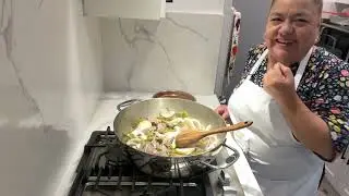 Un rico chilito de bistec de res con nopales 