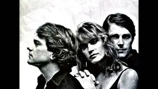 Devonsquare &lrm;&ndash; Walking On Ice