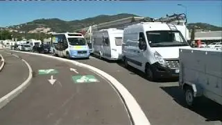 L'autoroute A8 compl&egrave;tement bloqu&eacute;e par une manifestation des gens du voyage