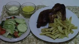 POLLO A LA BRASA, ENSALADA CON VINAGRETA, AJÍ DE POLLERIA