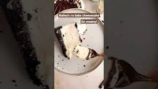 This no bake cheesecake has a whole CUP of Bailey's! Recipe in comments