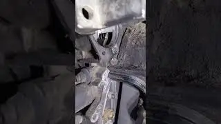 У автомобиля Deutz 2011 года заклинило тягу управления подачей топлива, починили простым способом.