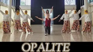 OPALITE — демонстрация линейных танцев от группы девушек.