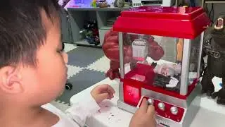 Catching skibidi toilet in claw machine by Szian