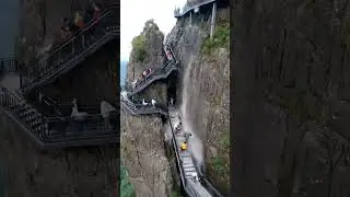 観光客でがけ崩れする崖側階段
