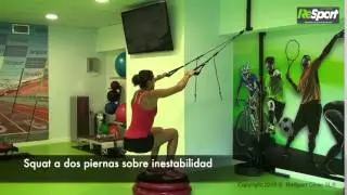 Sentadilla (squat) a dos piernas para mejorar la fuerza y equilibrio