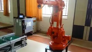 Robot Centered Flexible Manufacturing Cell