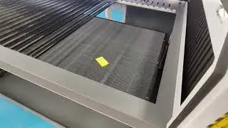 The CO2 laser cutting machine is equipped with an automatic lifting table.