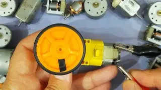 Почему изменение полярности батареи приводит к изменению направления вращения двигателя?
