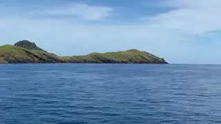 Проходя мимо острова Януа, расположенного на островах Маманука на Фиджи.