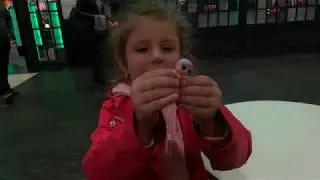 Karina otwiera lalkę LOL  w Magnolia Park/ Карина открывает шар с  LOL в Магнолия парк