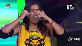 Guerreros comiendo ceviche de cerdo crudo 