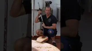 Bruce Willis uses a Mossberg 590 Mariner. Striking Distance (1993). Rowdy Herrington 📽