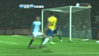 Damiao hace una bicicleta contra Argentina (2011 - C&oacute;rdoba)