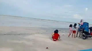 Main Pasir di Pantai #maindipantai  #pantai #beach #pantaibangka #pantaiindonesia #shorts #fyp #fun