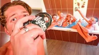 WE BOUWEN EEN DIK FEEST IN DE BADKAMER OP VAKANTIE!