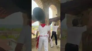 Volteo general de campanas en la iglesia de san Adri&aacute;n de Esquiroz (Navarra)