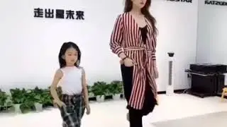 Beginilah Cara Peragawati / Model Berjalan di Atas Catwalk