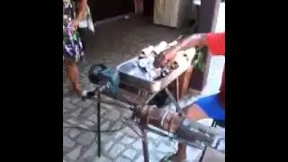 Máquina de amassar latinhas de alumínio.