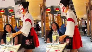猫猫给美女姐姐开瓶盖，开的一瞬间盖子飞了，美女姐姐眼神一下子充满了好奇 【猫猫小可爱】