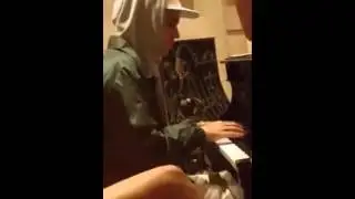 Justin Bieber Impromptu Piano at Parque Lounge