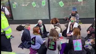 Extinction Rebellion target HSBC in London and smash windows (UK) - BBC News - 22nd April 2021
