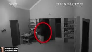 An evil Ghost from the closet attacked the teenager / На подростка накинулся агрессивный призрак