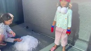 Kids are playing with the first snow in Tokyo 