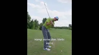 Schr&auml;glage, Ball unter den F&uuml;&szlig;en, ab geht's! #zgolf #golfswing #golftips
