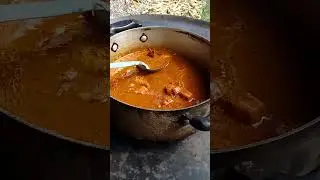 Guisado de carne de puerco en salsa de jitomate y tomate, frijolitos y sus tortillas