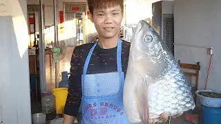 电瓶哥搞来一个超大鱼头，上面放虾下面铺面，蒸辣椒鱼头吃爽了