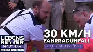 Fahrradfahrer st&uuml;rzt mit 30 km/h &ndash; David & Micha versorgen verletzten Mann | Lebensretter hautnah