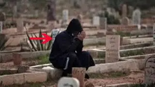 شك الجميع في شخص يجلس دائما بجانب إحدى المقابر و بعد مدة اكتشفوا حوله سرا لم يكن ليخـ طر ببال أحد !