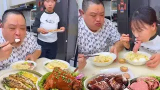 我把香腸藏在盆裡給蠢老公吃，但他太笨了又選錯了，最後看我吃到肉後悔哭了【胖嫂美食】