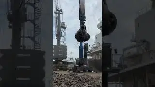 Loading a ship with scrap. #excavator #ship