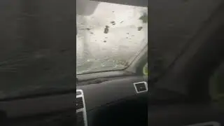 une pluie de gr&ecirc;lons frappe le pare-brise d'une voiture 🚙#shorts #climatechange
