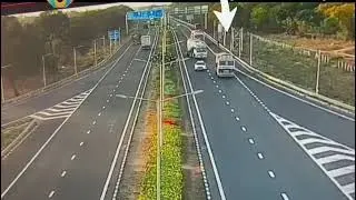Pick lanes early : Ahmedabad - Vadodara Expressway Crash