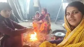 Chulhe per syster khana banaa rahi hai aur gussa kar rahi 