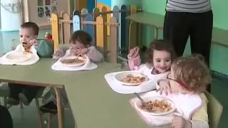 Así comen los niños y niñas del aula de caracoles y pingüinos 2012