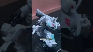 Appreciating Transformers: Studio Series 86 Prowl (offline)