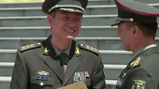 美女去閨蜜家做客，沒想到給閨蜜看老公照片，閨蜜愣了